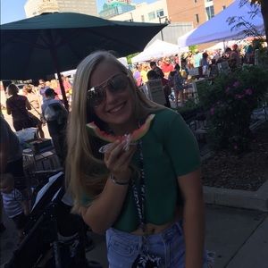 Meet your Posher, Hallie